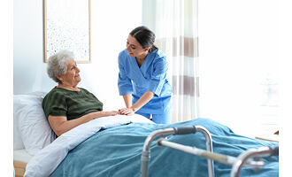 Domácí vs. ústavní péče: co je pro vašeho blízkého vhodnější?